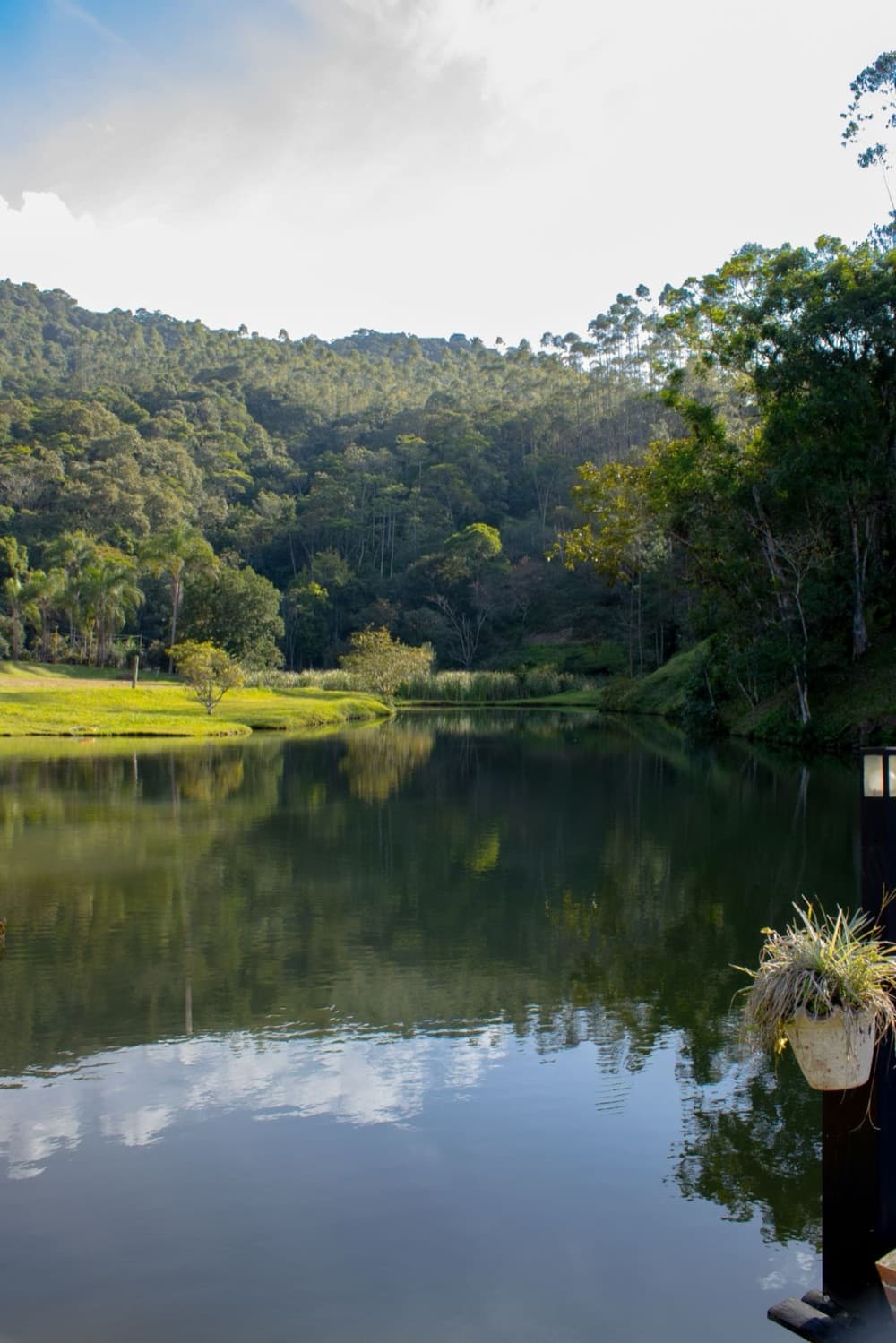 Lago cercado de mata na Aldeia da Serra