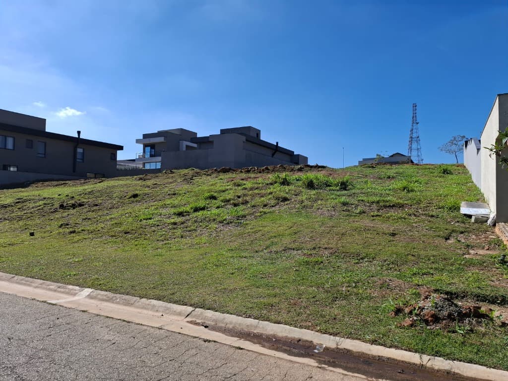 Terreno com 490 m² em Aldeia da Serra, Santana de Parnaíba — foto 1 de 4