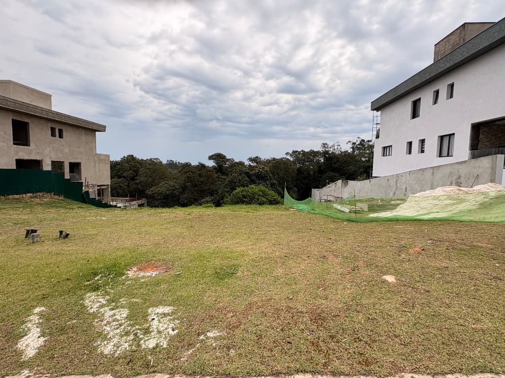 Terreno com 560 m² em Aldeia da Serra, Santana de Parnaíba — foto 1 de 3