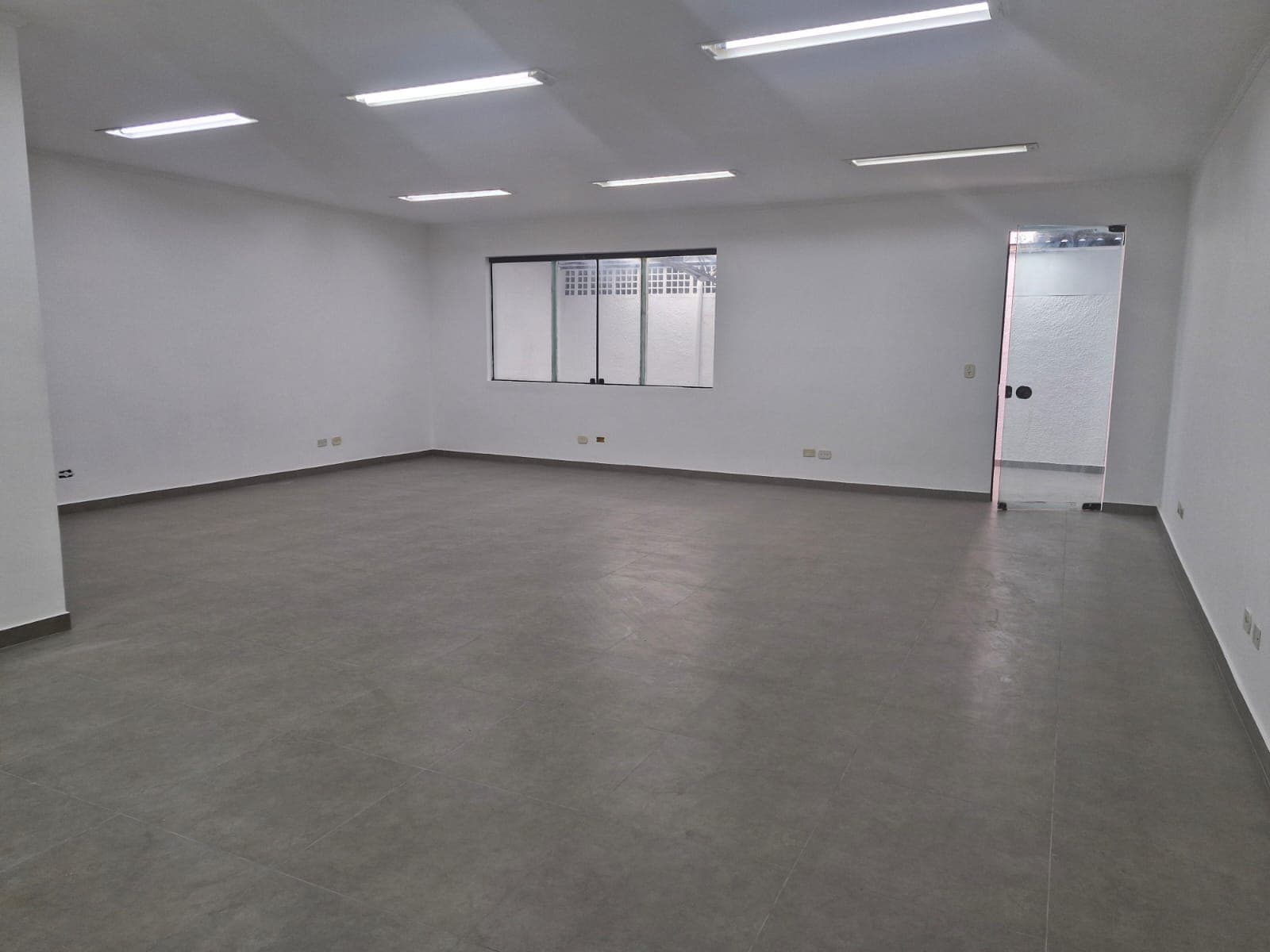 Sala Comercial em ALDEIA DA SERRA, foto 1 de 6